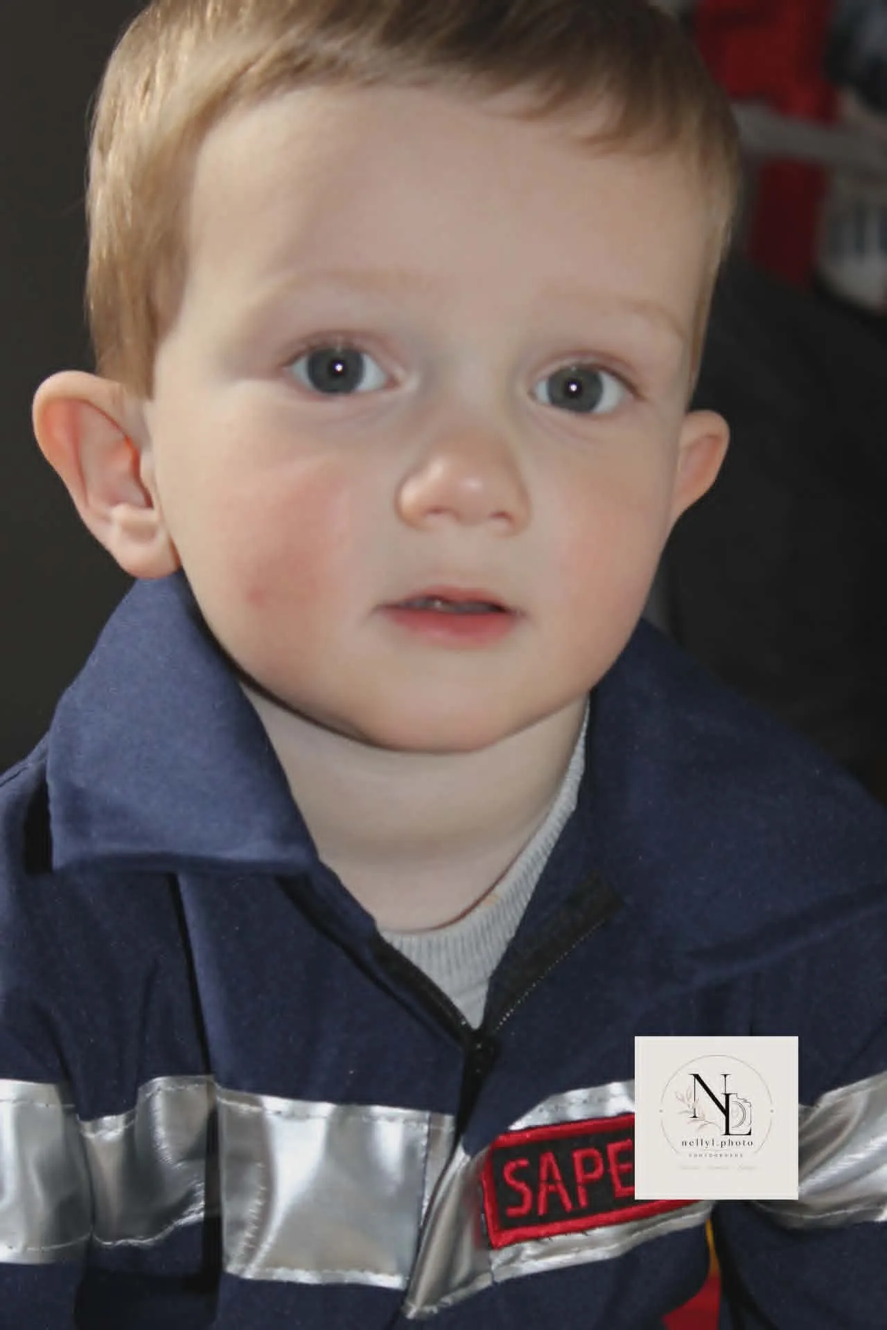 Bébé regardant l’objectif dans une tenue bleu marine