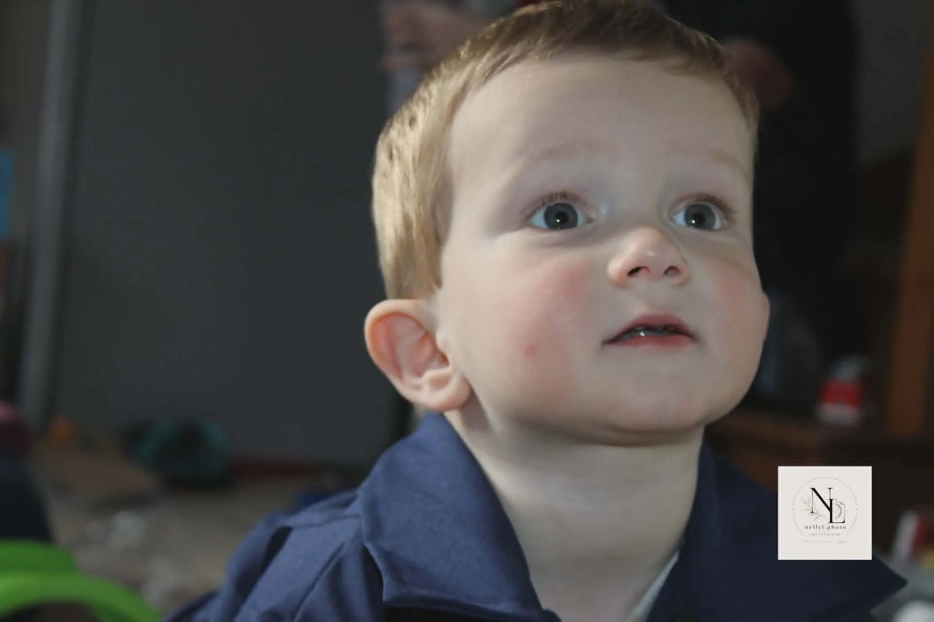 Jeune enfant regardant hors champ