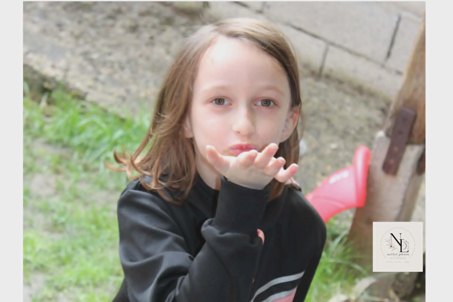 Enfant assise en extérieur dans une ambiance naturelle