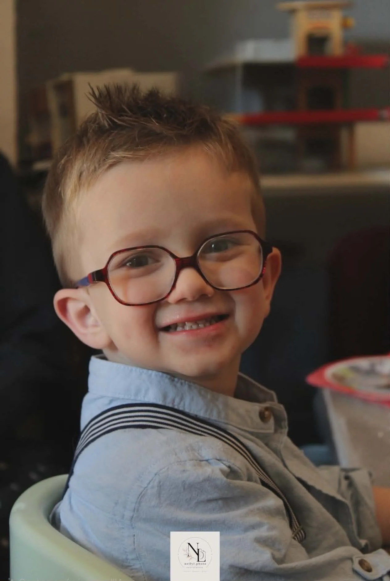 Portrait d’un garçon souriant avec ses lunettes