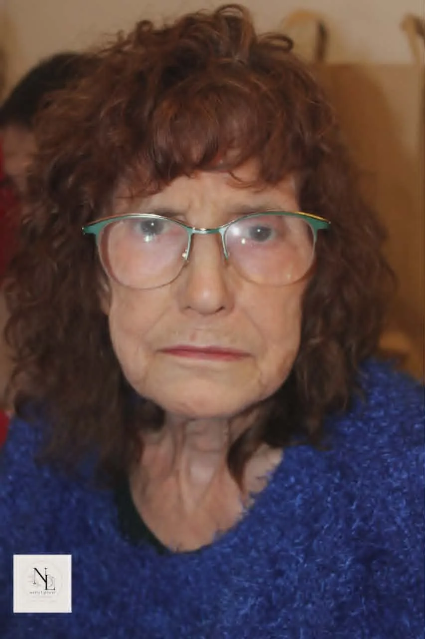 Portrait d’une femme regardant l’objectif