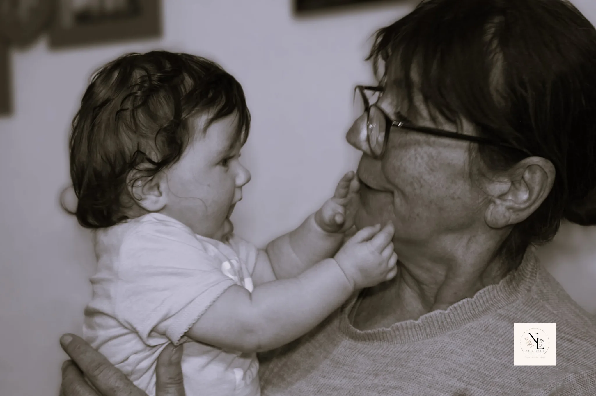 Ivy et sa mamie dans un moment de complicité