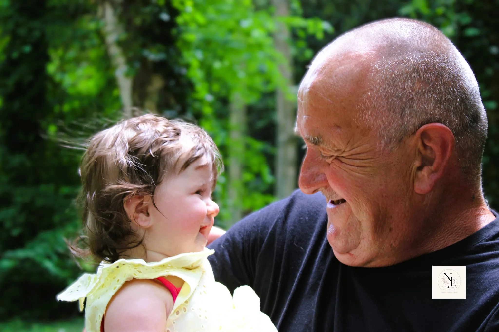 Ivy et son papi dans un moment de complicité