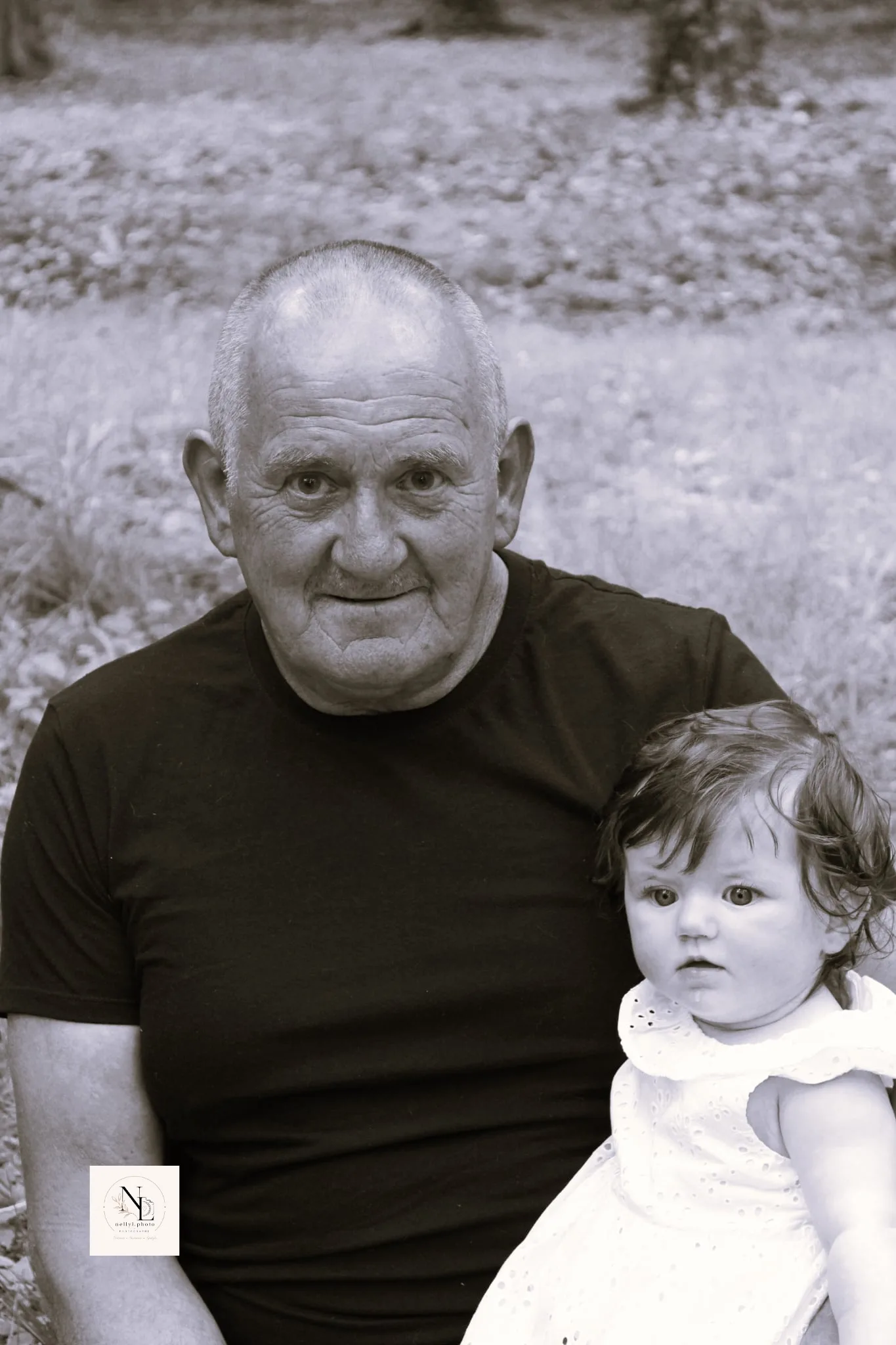 Ivy et son papi dans un moment de complicité